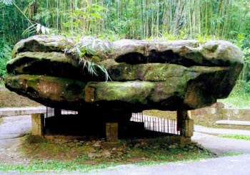 Mawlynnong village Travel Guide |Balancing Rock Mawlynnong
