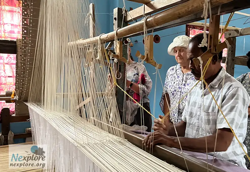 weaver at work in Sualkuchi